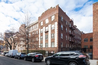 Talbot Gardens in Kew Gardens, NY - Foto de edificio - Building Photo