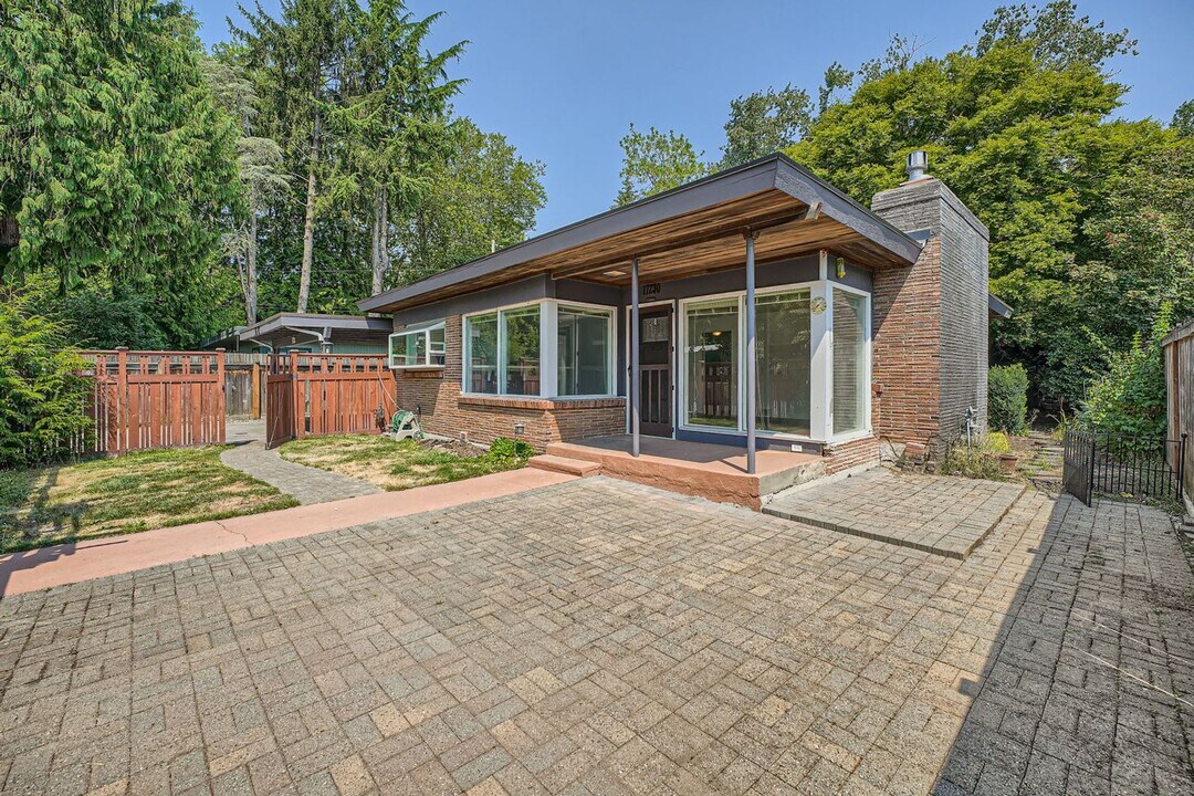 17230 Beach Dr NE in Lake Forest Park, WA - Building Photo