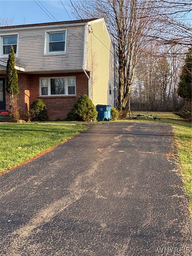 837 Beach Rd in Angola, NY - Building Photo - Building Photo