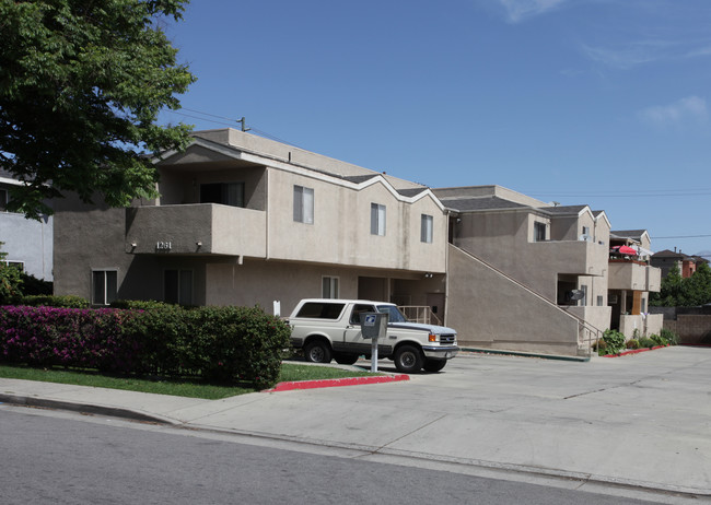 1261 D St in Corona, CA - Foto de edificio - Building Photo