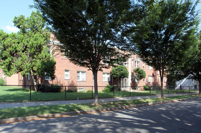 1525 19th St SE in Washington, DC - Foto de edificio - Building Photo