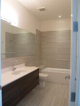 301 Altara Ave, Unit 313 in Coral Gables, FL - Foto de edificio - Building Photo