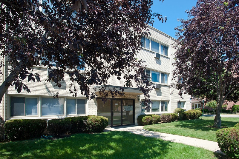 5000 Church Apartments in Skokie, IL - Building Photo