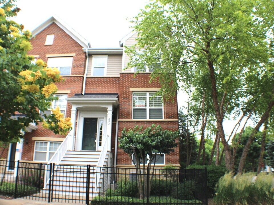 352 W Wood St in Palatine, IL - Building Photo