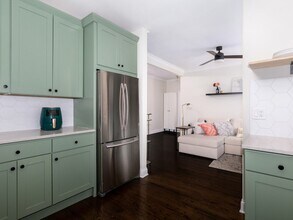 1335 W Lunt Ave, Unit 2J in Chicago, IL - Building Photo - Building Photo