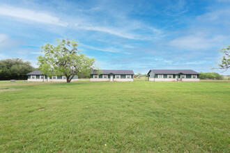 100 Phierson in Floresville, TX - Building Photo - Building Photo