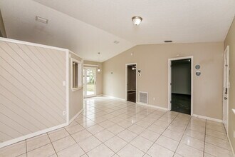 1874 Delki St NW in Palm Bay, FL - Foto de edificio - Building Photo