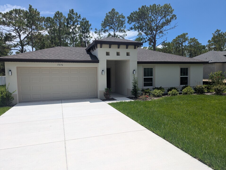 13050 Tinamou Ave in Weeki Wachee, FL - Foto de edificio