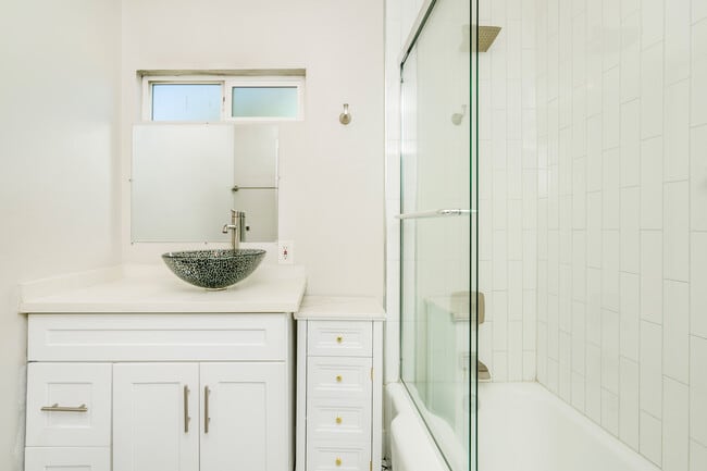 6714 Amigo Ave in Reseda, CA - Building Photo - Building Photo