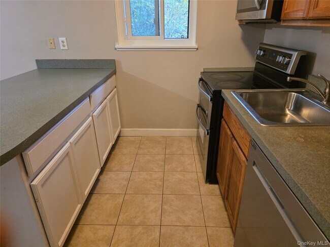 4 Hudson Heights Dr in Poughkeepsie, NY - Building Photo - Building Photo