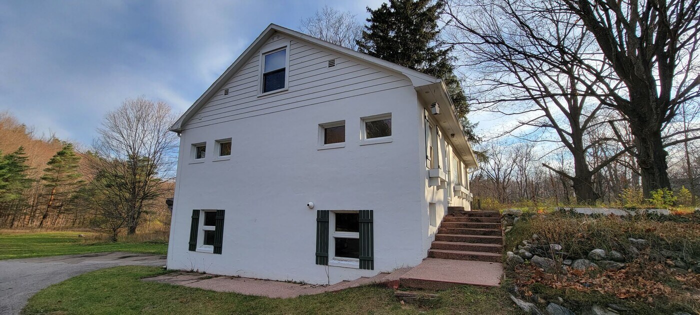 9941 E Carter Rd in Traverse City, MI - Building Photo