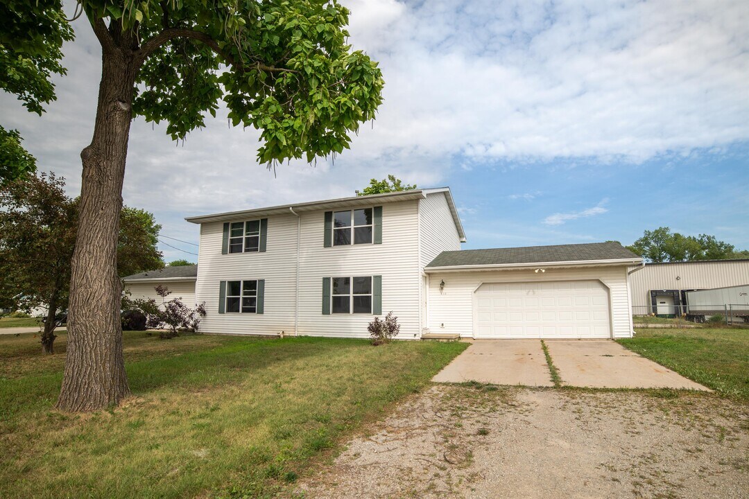 210 2nd St in Pulaski, WI - Building Photo