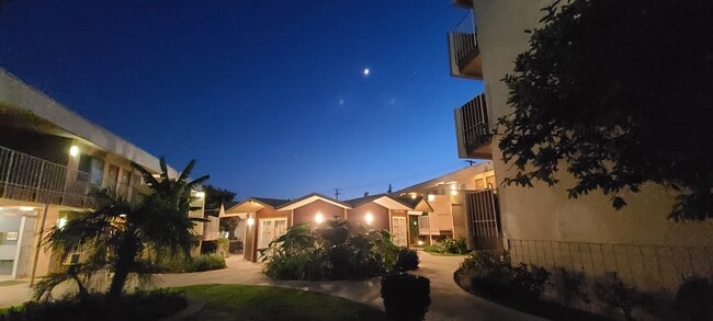 Academy Pointe Apartment Homes in North Hollywood, CA - Foto de edificio - Building Photo