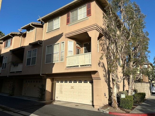 323 W Summerfield Cir in Anaheim, CA - Building Photo - Building Photo