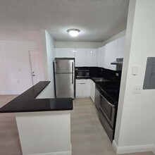 6935 NW 179th St, Unit 204 in Hialeah, FL - Building Photo - Building Photo