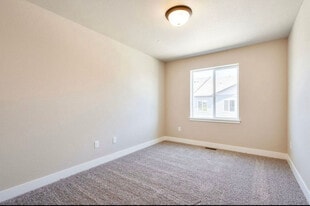 6933 4th St Rd in Greeley, CO - Building Photo