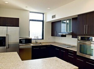 1313 Boylston St in Boston, MA - Foto de edificio - Building Photo