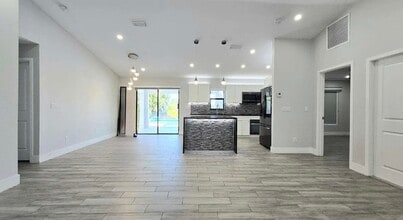 4020 NW 41st Pl in Cape Coral, FL - Building Photo - Building Photo