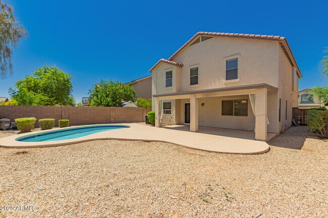 2415 W Lucia Dr in Phoenix, AZ - Foto de edificio - Building Photo