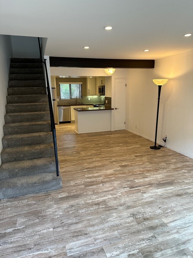 1229 Rebecca Ln, Unit B in Santa Barbara, CA - Foto de edificio - Building Photo