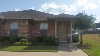 5121 Galloping Way in Texarkana, TX - Building Photo