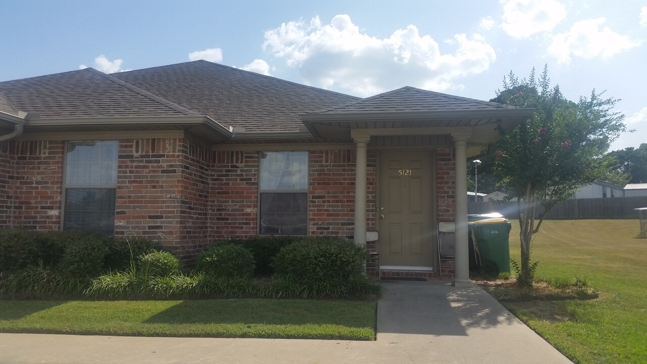 5121 Galloping Way in Texarkana, TX - Foto de edificio