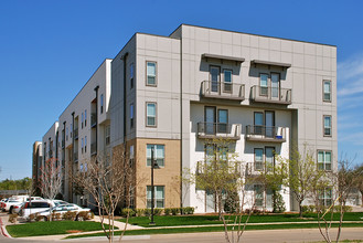 B Taylors Farm in Dallas, TX - Foto de edificio - Building Photo