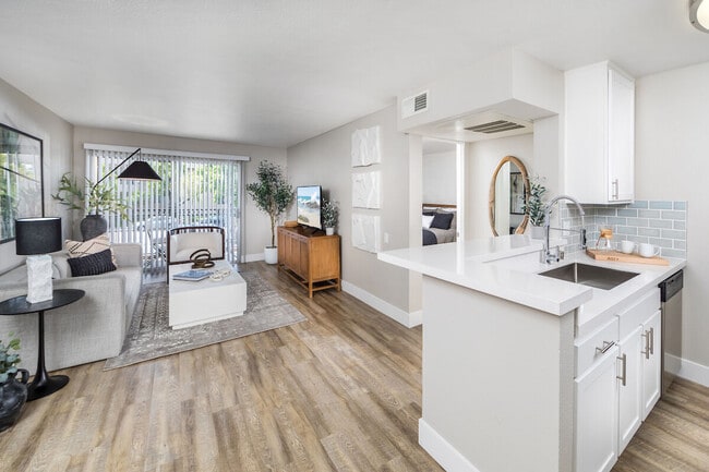 Plaza at Sherman Oaks in Sherman Oaks, CA - Foto de edificio - Building Photo