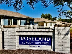 Roseland Court Luxury Duplexes in Kansas City, MO - Foto de edificio - Building Photo