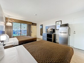 910 Suemac Rd, Unit Double Room in Jacksonville, FL - Foto de edificio - Building Photo