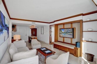 6801 Collins Ave, Unit 309 Door  314 in Miami Beach, FL - Foto de edificio - Building Photo