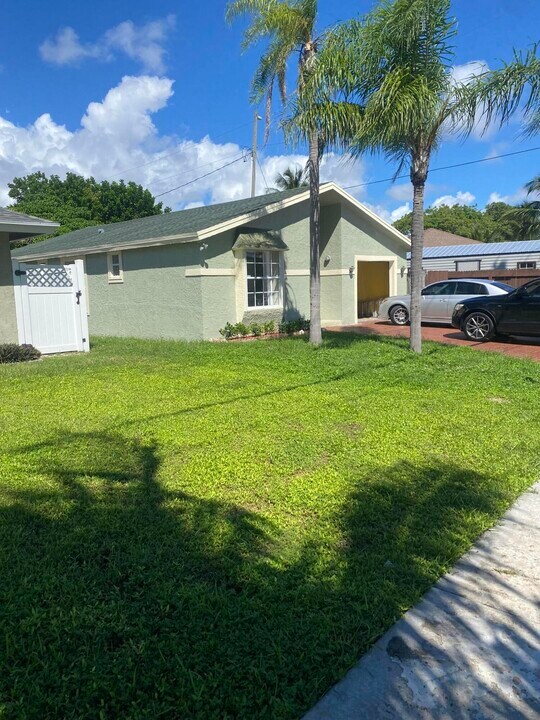 4305 Greenwood Ave in West Palm Beach, FL - Building Photo