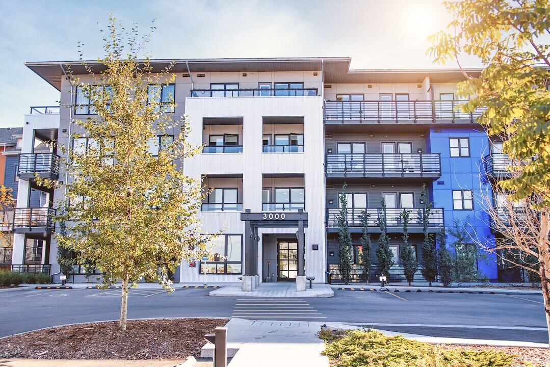 350 Livingston Cmn NE in Calgary, AB - Building Photo