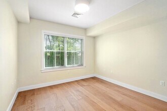 425 Lagrange St, Unit 107 in Boston, MA - Building Photo - Building Photo