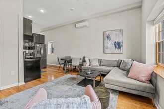 261 S 17th St, Unit 261 2F in Philadelphia, PA - Foto de edificio - Building Photo