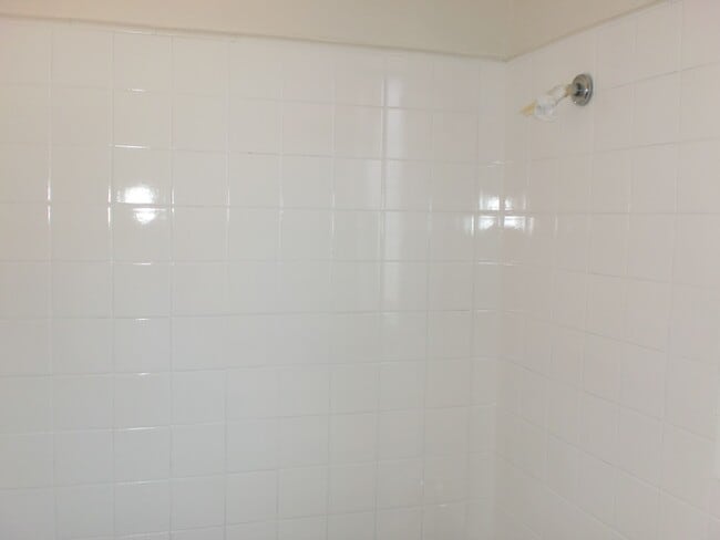17433 Vanowen St, Unit 12 in Los Angeles, CA - Building Photo - Building Photo