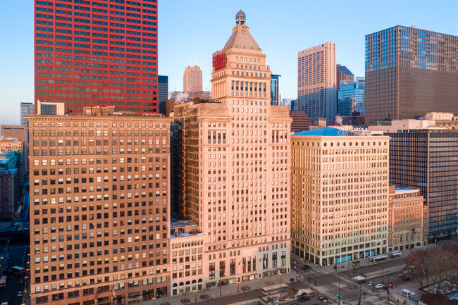 Metropolitan Tower in Chicago, IL - Foto de edificio - Building Photo