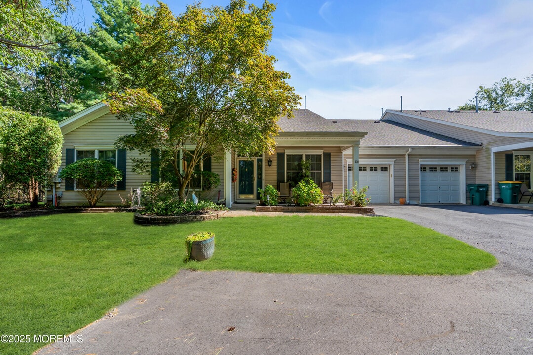 138 Greenlawns Dr in Lakewood, NJ - Building Photo