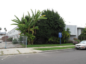 Markwell Gentry Apartments in Valley Village, CA - Foto de edificio - Building Photo