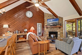143 Tamarack Rd in Beech Mountain, NC - Foto de edificio - Building Photo