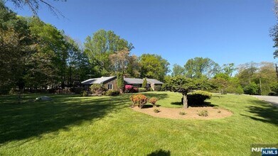 24 Drake Ln in Upper Saddle River, NJ - Building Photo - Building Photo