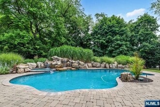 356 N Farview Ave in Paramus, NJ - Building Photo - Building Photo