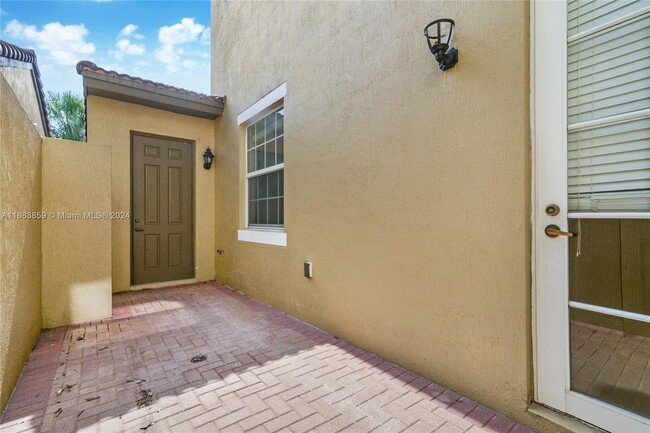 1108 SW 146th Terrace in Pembroke Pines, FL - Foto de edificio - Building Photo