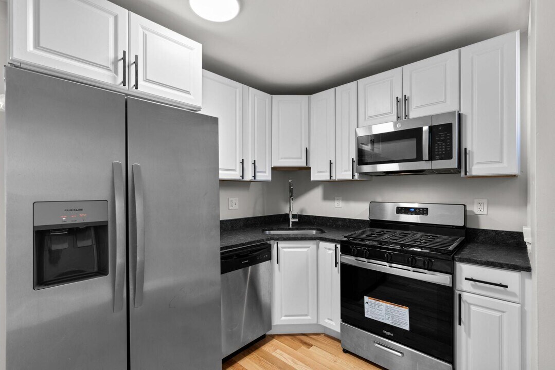 2518 E Fayette St in Baltimore, MD - Building Photo