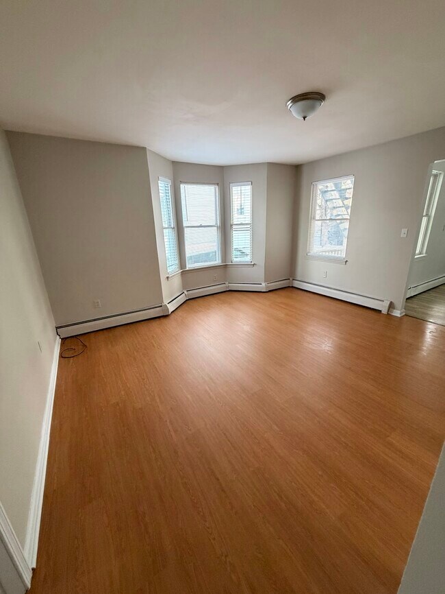 6 Ellsworth St, Unit First Floor in Somerville, MA - Foto de edificio - Building Photo