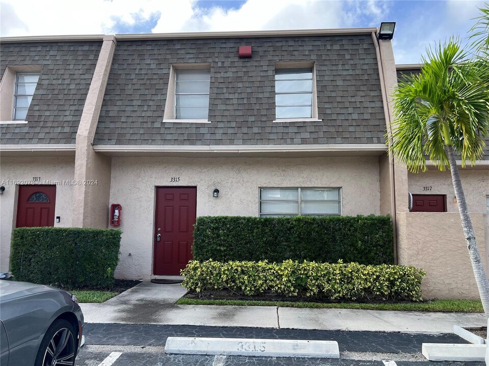 3315 Mallard Close in Pompano Beach, FL - Building Photo