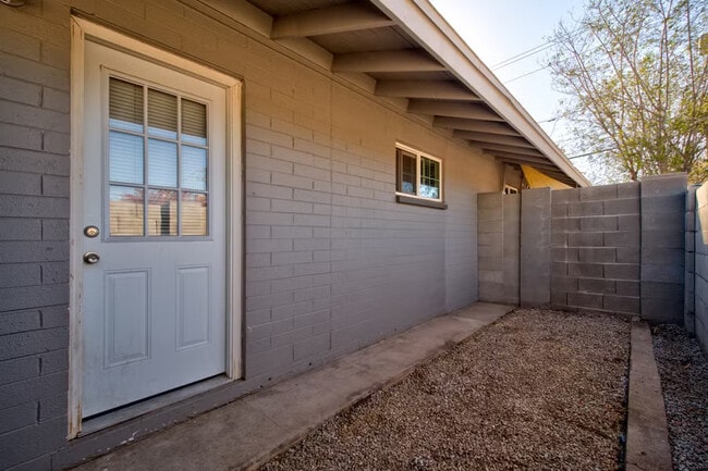 property at 933 S Farmer Ave