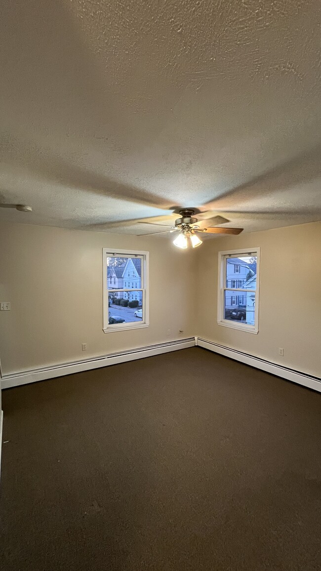 89 3rd St, Unit Apt 3 in Lowell, MA - Foto de edificio - Building Photo