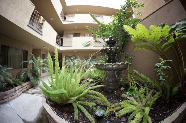 817 S St Andrews Pl in Los Angeles, CA - Building Photo - Building Photo