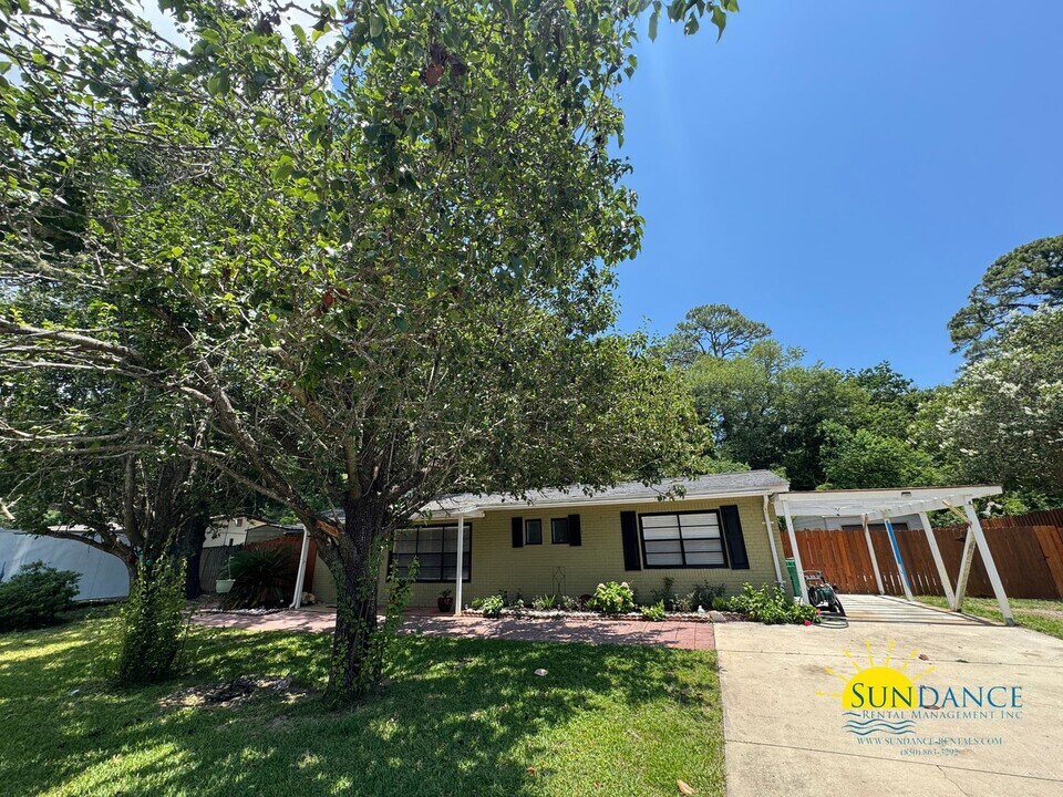 210 Anderson Dr in Mary Esther, FL - Building Photo